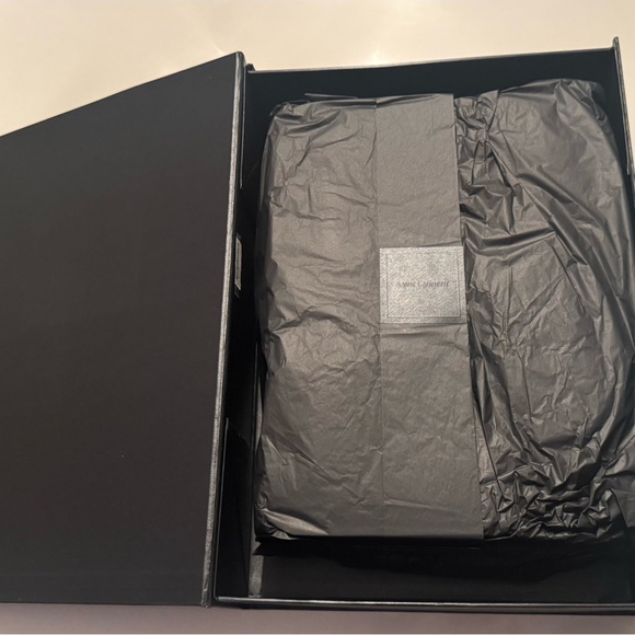 Saint Laurent Sunset Large in black croc-embossed shiny leather w/ gold hardware - Picture 15 of 17